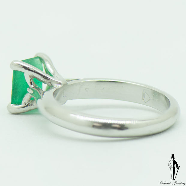 1.02 CT. Emerald Ring in Platinum