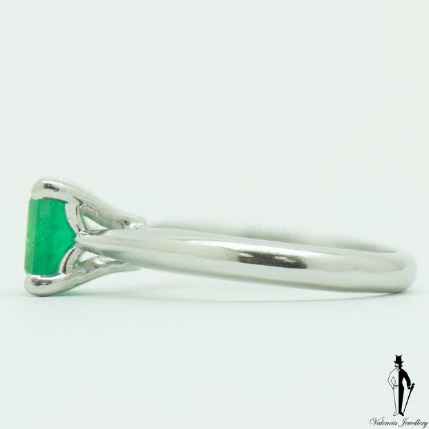 1.02 CT. Emerald Ring in Platinum